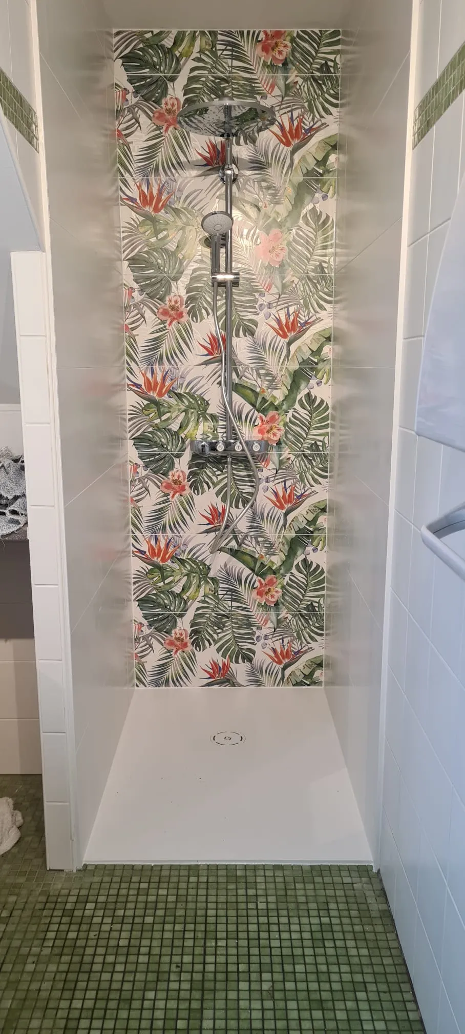 Douche à l’italienne avec carrelage à motif végétal tropical et sol en mosaïque verte