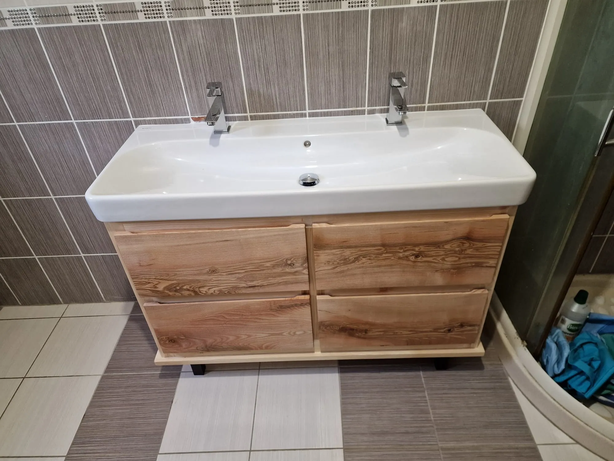 Meuble vasque double en bois massif réalisé sur-mesure avec plan vasque céramique