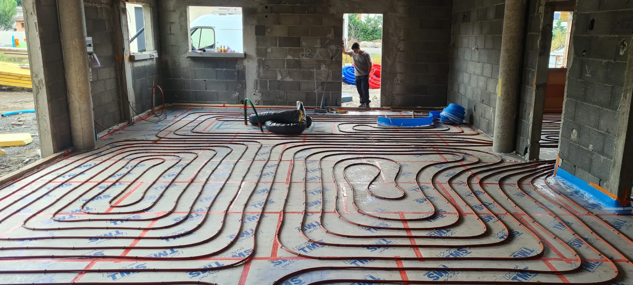 Pose de plancher chauffant hydraulique sur chantier de construction neuve
